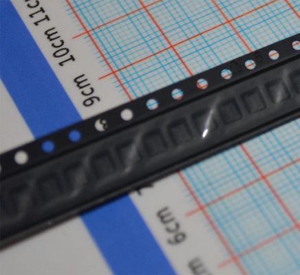 SIT8002AC-13-33E-50.00000T Oscillatore MEMS 50MHz ±50ppm Stabilità 1.8-3.3V Fornitura 2.5mA Potenza bassa LVPECL Uscita da -40°C a +85°C AEC-Q100 Qualificato