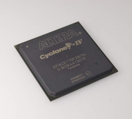 EP4CE115F29I7N Cyclone IV FPGA 114K LEs 3.9Mbit RAM 266MHz Velocità 1.2V Core Voltage 622 I/O Pins PCIe Supporto Industrial Temperature (-40°C a 100°C) RoHS Compliant 780-Pin FBGA Package