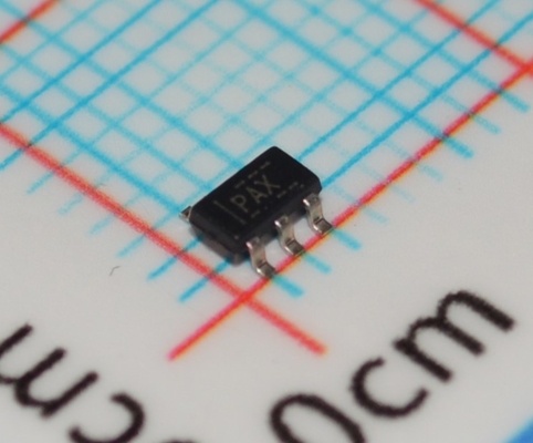 TLV70450DBVR 5V 150mA LDO a bassissima IQ (300nA) con elevato PSRR (70dB) 2% di precisione Stabile con condensatore ceramico da 1μF Pin di abilitazione e protezione termica in package SOT-23