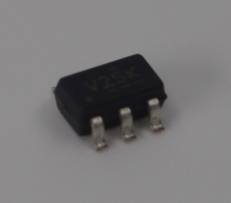 SN74CBTLV1G125DBVR Interruttore bus a 1 canale a bassa tensione <5Ω Resistenza allo stato attivo Funzionamento 3,3 V/2,5 V Traslazione di livello 0-5 V Ultra-bassa potenza Velocità 10 ns Pacchetto SOT-23-5 Abilita l'inserimento a caldo