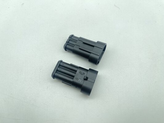 282105-1 3 Posizione 5,0 mm Pitch Wire-to-Board Header Verticale Through Hole Avvolto a chiusura di attrito Polarizato 9A Per alimentatori e comandi industriali