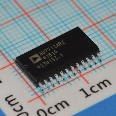 AD7712ARZ 24 bit Σ-Δ ADC 500Hz Tasso di uscita Basso rumore 1.5μV Interfaccia SPI ±5V Fornitura da -40°C a 85°C Progettazione tecnologica avanzata
