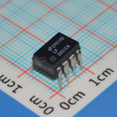 LP2951CN 5V/ADJ 150mA LDO Regulator 3V-30V Input ±0.5% Accuratezza TO-220/DIP-8 -40°C a +125°C Corrente quietante bassa