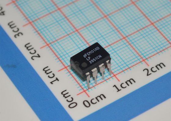 LP2951CN 5V/ADJ 150mA LDO Regulator 3V-30V Input ±0.5% Accuratezza TO-220/DIP-8 -40°C a +125°C Corrente quietante bassa