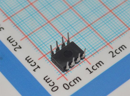 LP2951CN 5V/ADJ 150mA LDO Regulator 3V-30V Input ±0.5% Accuratezza TO-220/DIP-8 -40°C a +125°C Corrente quietante bassa