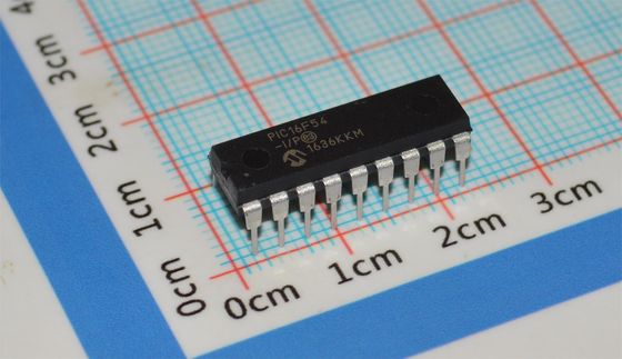 PIC16F54-I/P 8-bit RISC MCU 20MHz 512x12 Flash 25B RAM 12 I/O DIP-18 2-5.5V -40°C~125°C Potenza bassa < 2mA