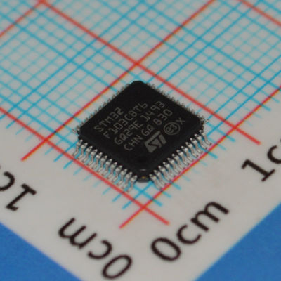 STM32F103CBT6 MCU Cortex-M3 a 72MHz, 128KB Flash, 20KB RAM, 2 ADC a 12 bit, 3 USART, USB/CAN, LQFP-48, 2.0-3.6V, da -40°C a +85°C, prestazioni di livello industriale