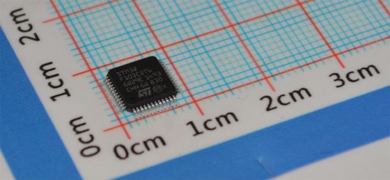 STM32F103CBT6 MCU Cortex-M3 a 72MHz, 128KB Flash, 20KB RAM, 2 ADC a 12 bit, 3 USART, USB/CAN, LQFP-48, 2.0-3.6V, da -40°C a +85°C, prestazioni di livello industriale