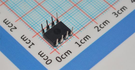 TLC549CP ADC a 8 bit 40ksps 4MHz Clock Alimentazione Singola 3-6V DIP-8 ±0.5LSB INL Basso Consumo <15mW -40°C a +85°C