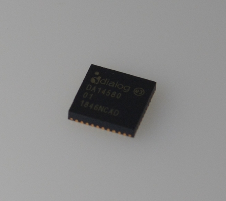 DA14580-01AT2 SoC Bluetooth 5.0 con consumo energetico ultra-basso, dimensioni 2.5x2.5mm, ARM Cortex-M0, lunga durata della batteria, sicurezza, multi-protocollo e design IoT conveniente