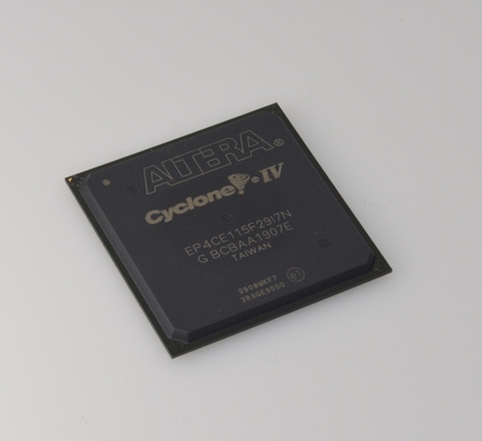 EP4CE115F29I7N Cyclone IV FPGA 114K LEs 3.9Mbit RAM 266MHz Velocità 1.2V Core Voltage 622 I/O Pins PCIe Supporto Industrial Temperature (-40°C a 100°C) RoHS Compliant 780-Pin FBGA Package