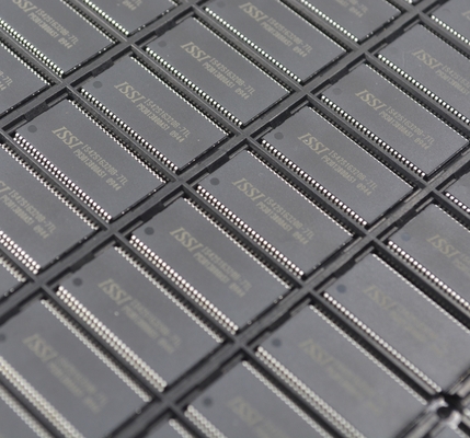 IS42S16320B-7TL SDRAM 64Mb Densità 166MHz Velocità 3.3V Operazione 16Mx16 Organizzazione LVTTL Interfaccia Temperatura industriale (-40°C~85°C) Compatto pacchetto TSOP-II Alta affidabilità