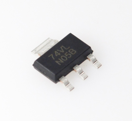 LM1117IMPX-3.3 Regolatore LDO a 3.3V a uscita fissa 800mA Bassa caduta di tensione (1.2V) Alta precisione (±2%) Protezione termica e di corrente Pacchetto SOT-223 Stabile con condensatori ceramici