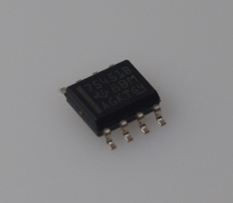 SN75451BDR Driver periferico doppio IC con corrente di sink/source da 300mA 4.5V-36V Ampia gamma di tensione Compatibile TTL/CMOS Protezione termica e alta immunità al rumore per il controllo di motori/relè