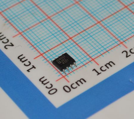 AD8052AR Alta velocità 300MHz Op Amp Basso rumore 4.5nV/√Hz 5V Operazione Ferrovia-ferrovia Output Basso distorsione e 160mA Output Drive per video/ADC buffer