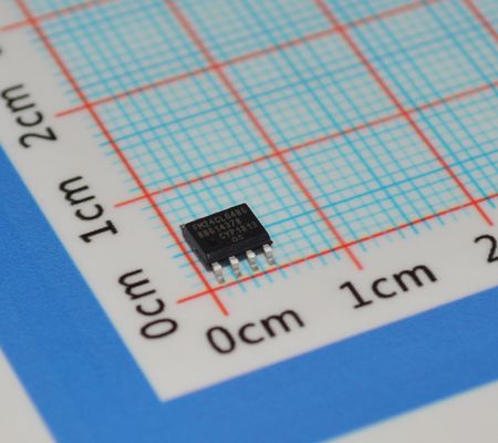 FM24CL64B-GTR 64Kb F-RAM I2C con 100 trilioni di cicli di scrittura, tempo di accesso 150ns, velocità 1MHz, funzionamento 2.7-3.6V, temperatura industriale e TSSOP a 8 pin