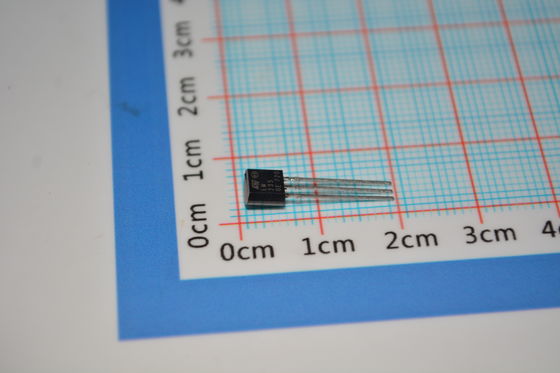 Sensore di temperatura Celsius di precisione LM235Z, accuratezza 1°C, intervallo 2°C - 150°C, lineare 10mV/°C in uscita, facile calibrazione, ampia alimentazione 4V-30V, basso auto-riscaldamento, package TO-92