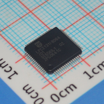 LPC2131FBD64/01,15 ARM7 MCU 32 bit RISC Core 64KB Flash 16KB RAM 60MHz Velocità USB 2.0 2x UART 64-LQFP -40°C a +85°C Grado industriale