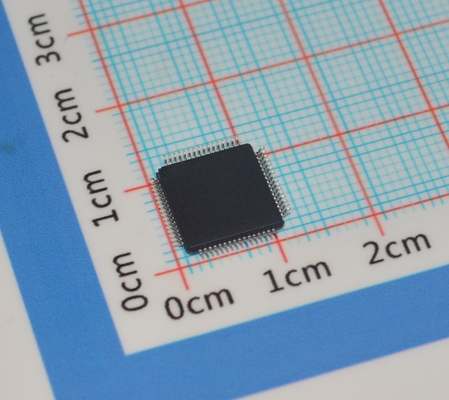 LPC2131FBD64/01,15 ARM7 MCU 32 bit RISC Core 64KB Flash 16KB RAM 60MHz Velocità USB 2.0 2x UART 64-LQFP -40°C a +85°C Grado industriale