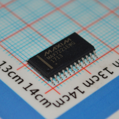 MAX7221EWG+T Driver per display LED a 8 cifre con interfaccia SPI, velocità dati seriali 10 MHz, funzionamento 2,7 V-5,5 V, controllo LED individuale e package SOIC largo a 24 pin