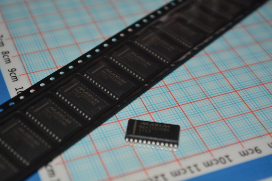MAX7221EWG+T Driver per display LED a 8 cifre con interfaccia SPI, velocità dati seriali 10 MHz, funzionamento 2,7 V-5,5 V, controllo LED individuale e package SOIC largo a 24 pin