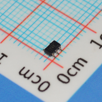 TLV70450DBVR 5V 150mA LDO a bassissima IQ (300nA) con elevato PSRR (70dB) 2% di precisione Stabile con condensatore ceramico da 1μF Pin di abilitazione e protezione termica in package SOT-23