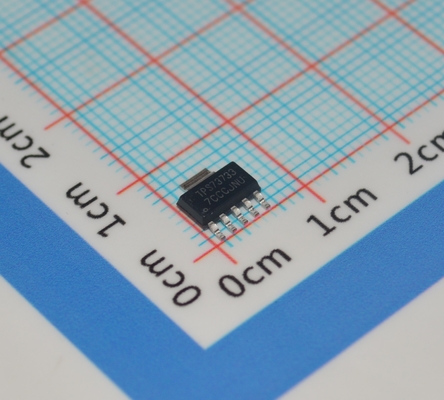 TPS73733DCQ 3,3 V 1 A LDO a bassissimo rumore (30μVRMS) con PSRR elevato (75 dB) 1% di precisione, bassa caduta di tensione (310 mV), pin di abilitazione stabile con ceramica da 1μF, protezione da corrente/termica in contenitore TO-263