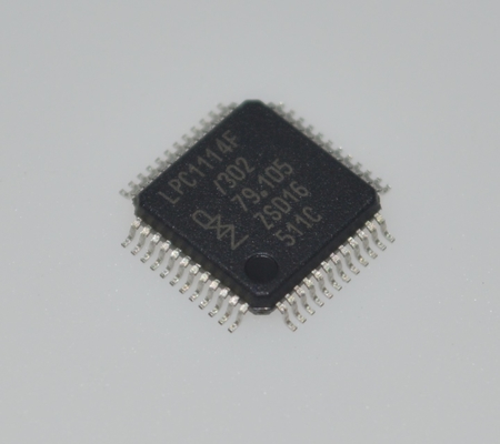 LPC1114FBD48/302 ARM Cortex-M0 MCU a 32 bit, CPU a 50MHz, 32KB Flash, 8KB SRAM, ADC a 12 bit, 42 GPIO, UART/SPI/I2C, Basso consumo < 1μA in Deep Sleep
