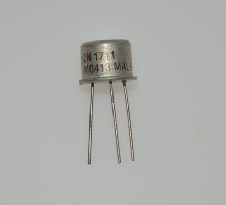 Transistor NPN 2N1711 50V/600mA 100MHz Frequenza Bassa Tensione di Saturazione Alto Beta TO-39 Contenitore Metallico Gamma di Temperatura Industriale Commutazione Affidabile Amplificazione per Scopi Generali