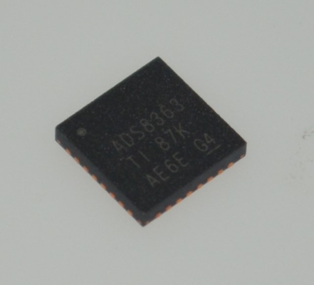 ADS8363SRHBR ADC Risoluzione 16-Bit Velocità di acquisizione 500kSPS Throughput 6 canali di campionamento simultaneo Basso consumo (85mW) Interfaccia parallela ±2.5V Ingresso bipolare Riferimento interno Package QFP a 64 pin