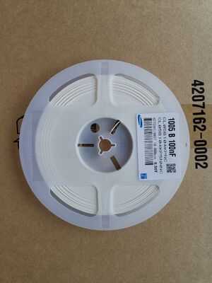 Miniatura 0402 X5R MLCC 0.1μF Alta capacità 16V Rating Stabilità ad alta frequenza Basso ESR RoHS Compliant Affidabilità superiore per decoppiamento e filtraggio avanzati in elettronica compatta