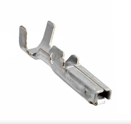 282403-1 Alloggiamento crimpatura connettore femmina per scheda a filo con passo da 2,5 mm, blocco a frizione, polarizzato, certificato UL 94V-0, corrente nominale 4,5 A, montaggio a pannello per applicazioni industriali e automobilistiche